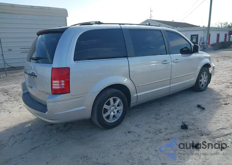 2010 Chrysler Town & Country Touring z USA, uszkodzony, nr VIN 2A4RR5D16AR229068